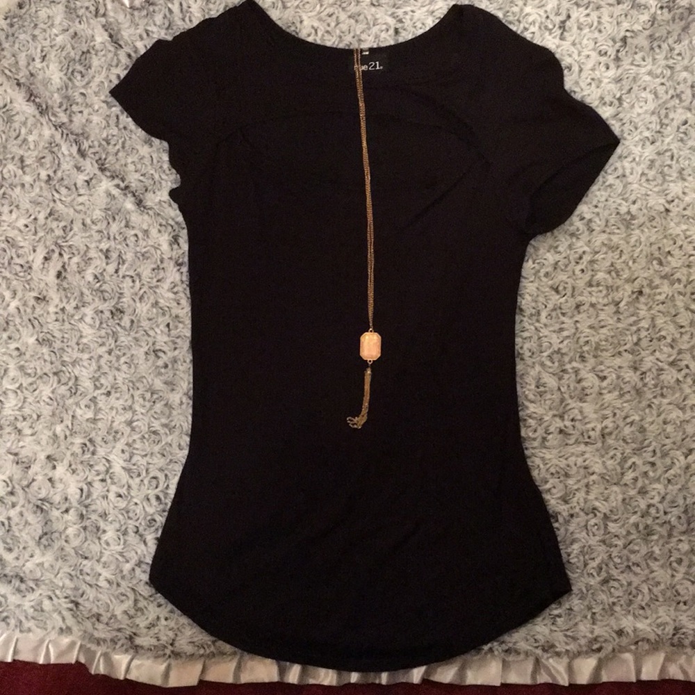 Shirt/ with necklace